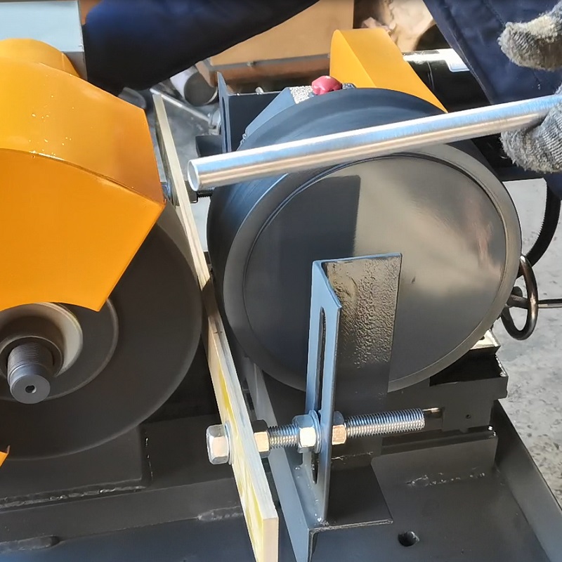 Aluminum pipe polishing machine