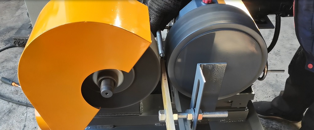 Aluminum pipe polishing machine
