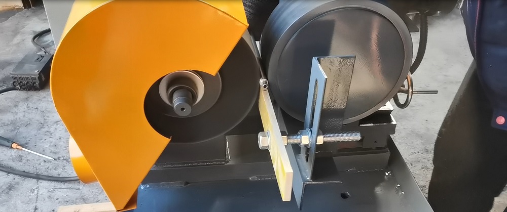 Aluminum pipe polishing machine