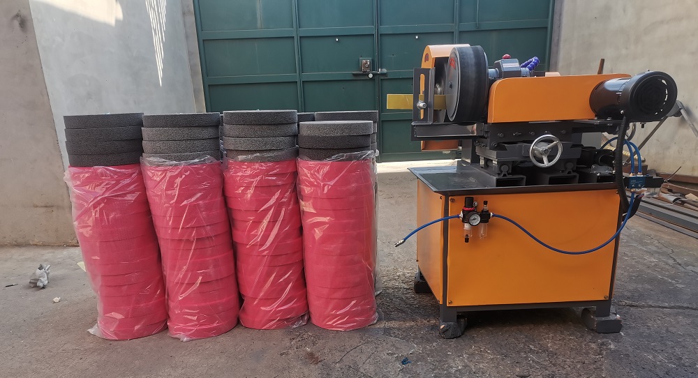 Pipe rust removal machine