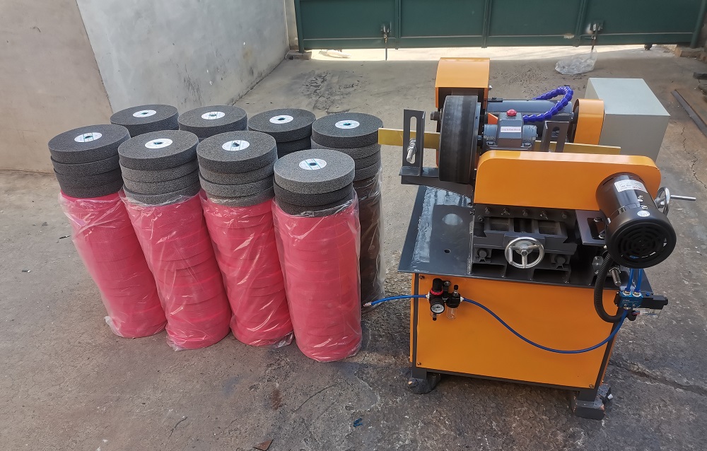 Pipe rust removal machine
