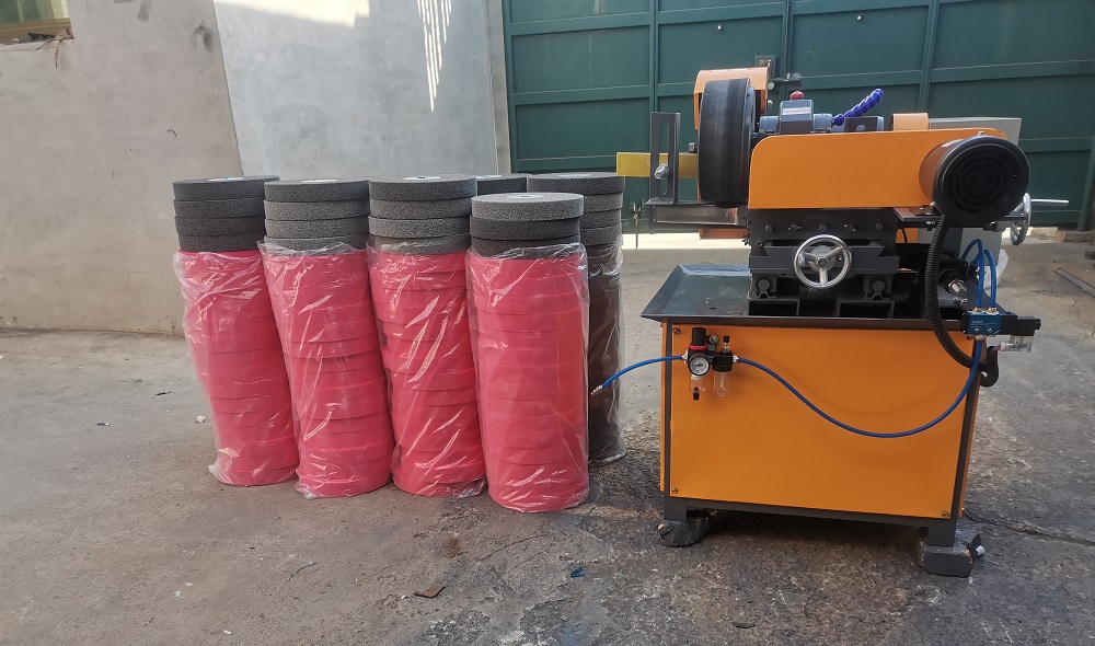 Pipe rust removal machine