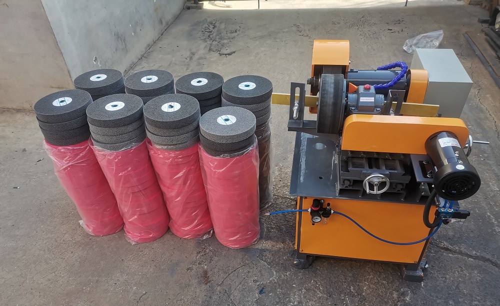 Pipe rust removal machine