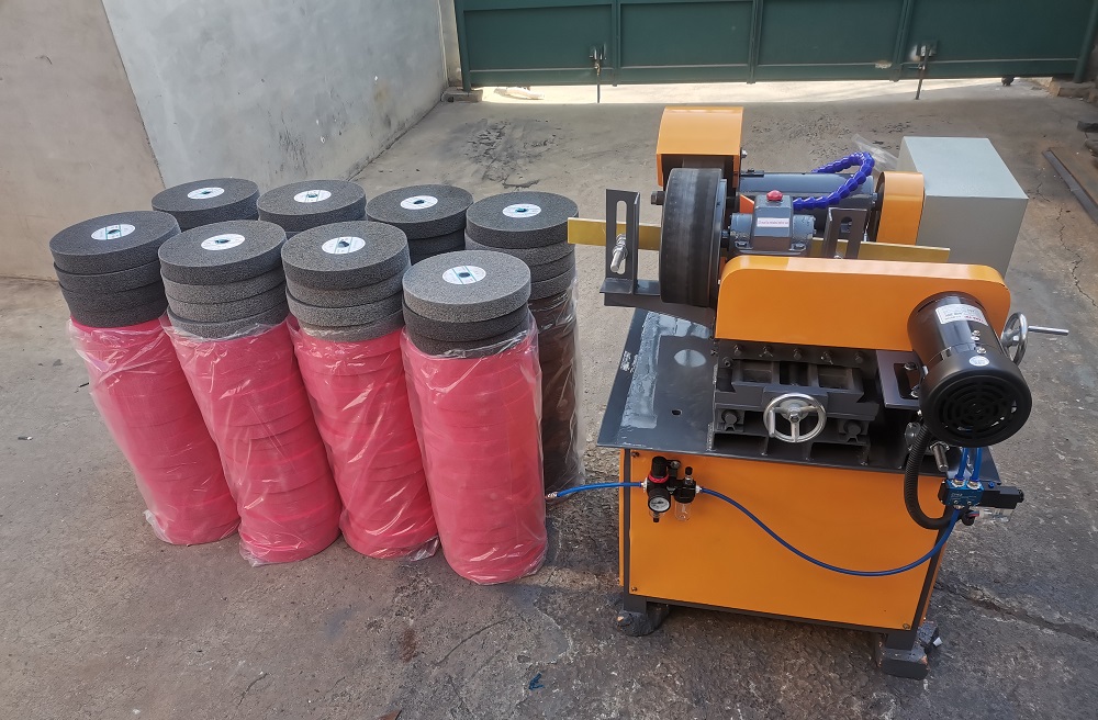 Pipe rust removal machine