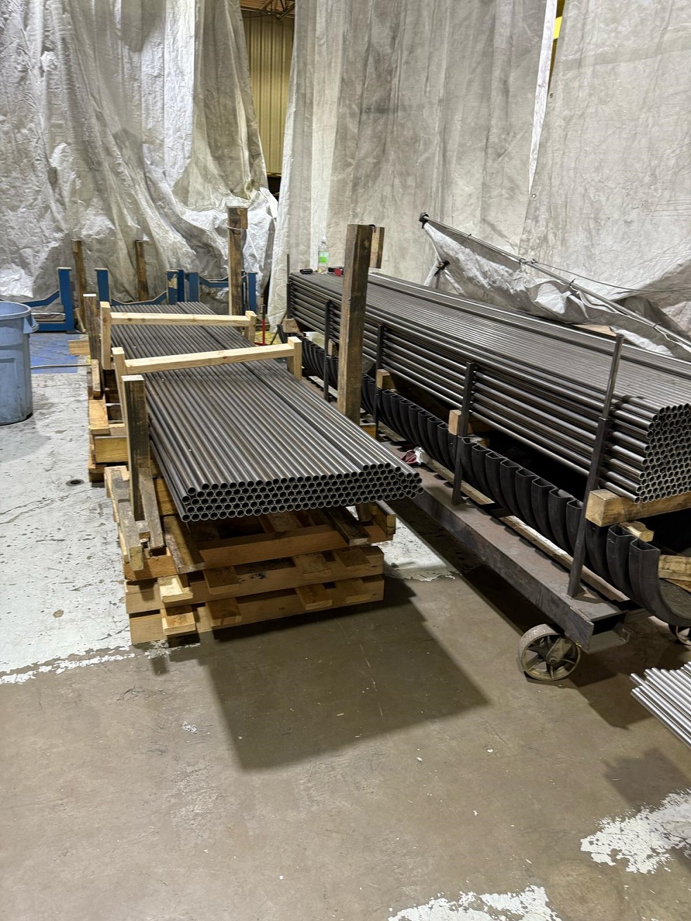 Automatic feeding pipe polishing machine
