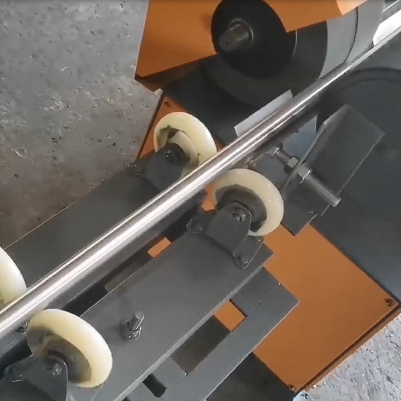 Automatic feeding tube polishing machine