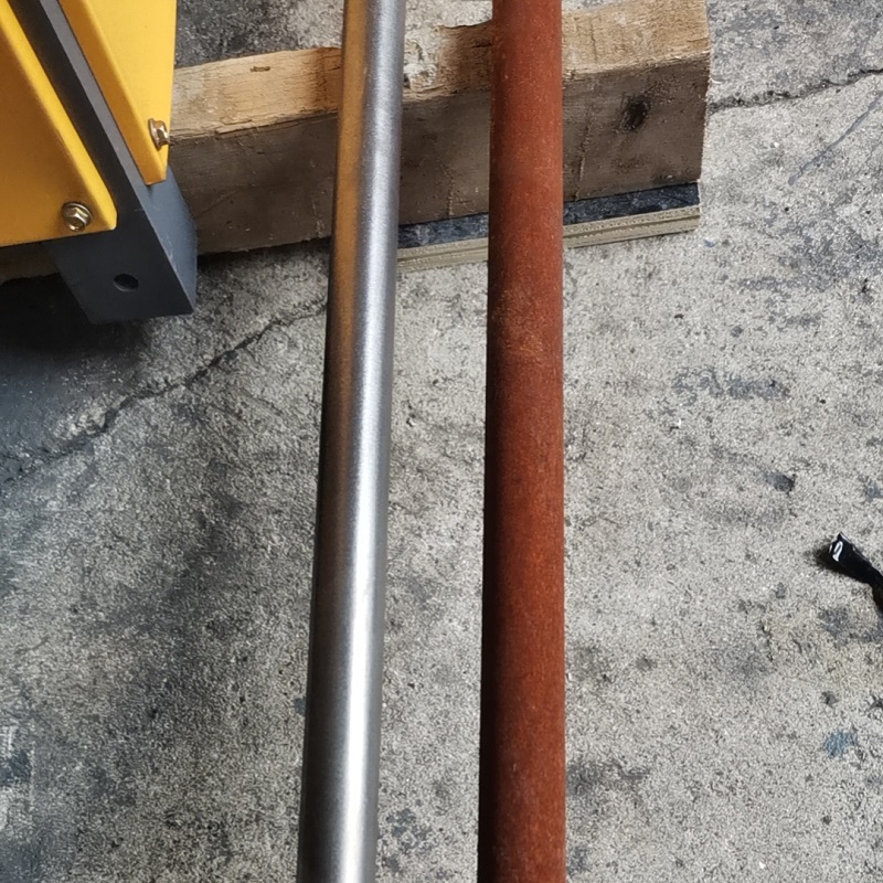 Pipe rust removing machine