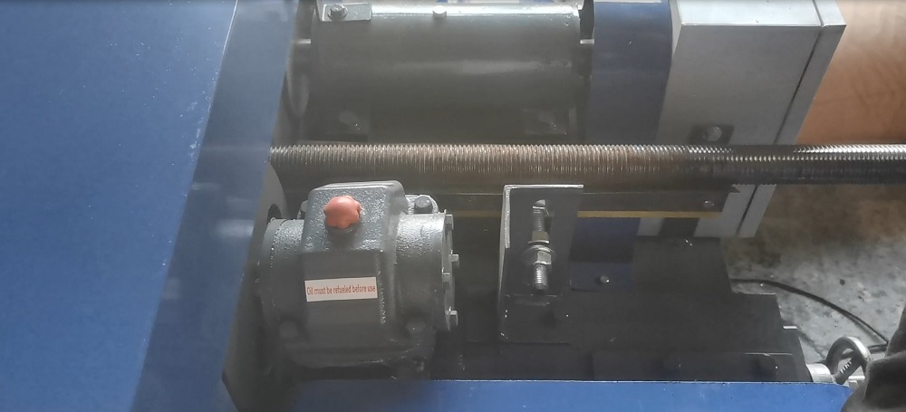 Studs polishing machine