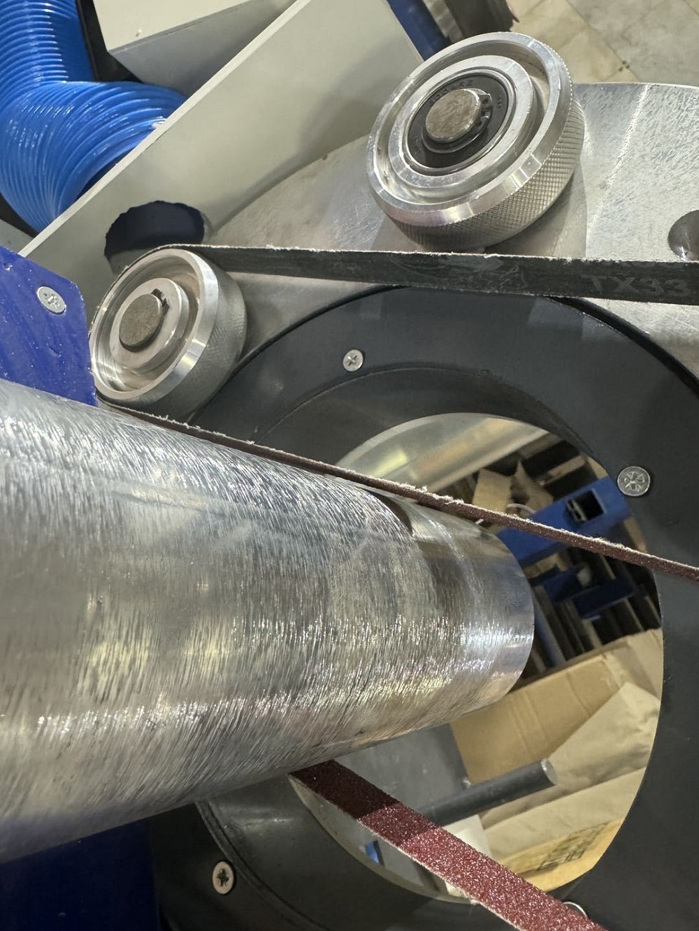 Bending pipe polishing machine