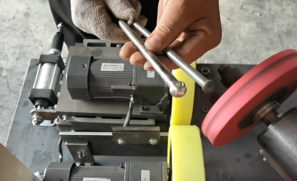 Ball head rod polishing machine