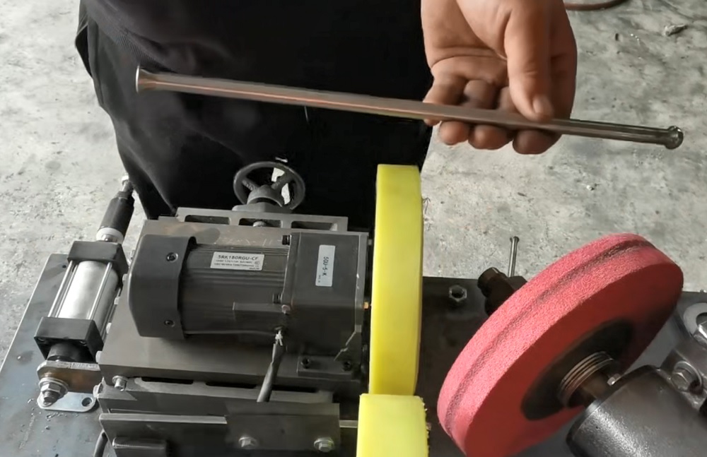 Ball head rod polishing machine