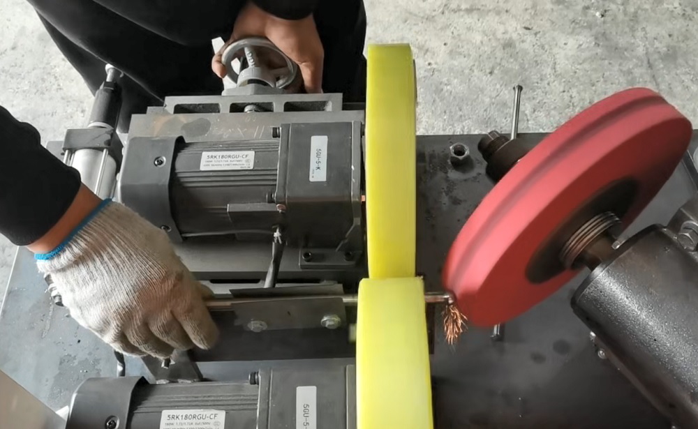 Ball head rod polishing machine