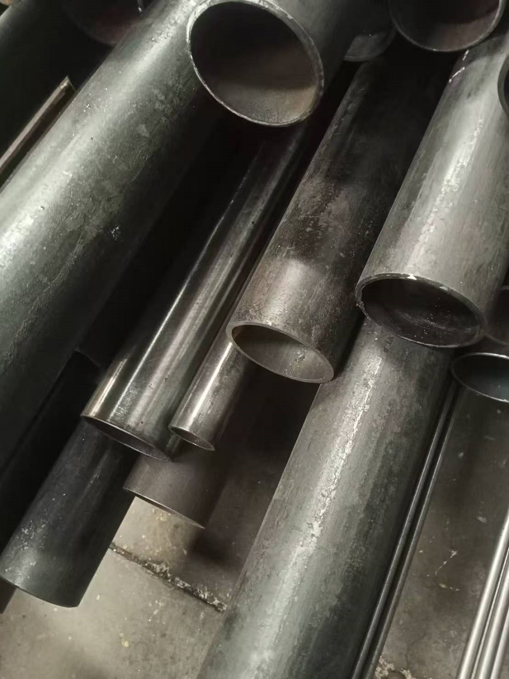 Centerless pipe polishing machine