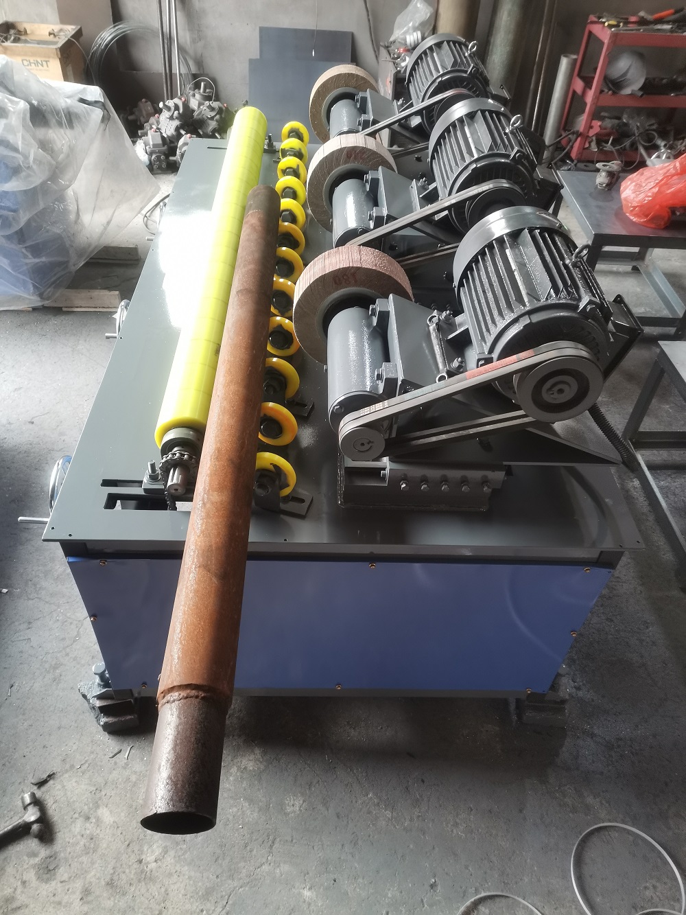 Centerless pipe polishing machine