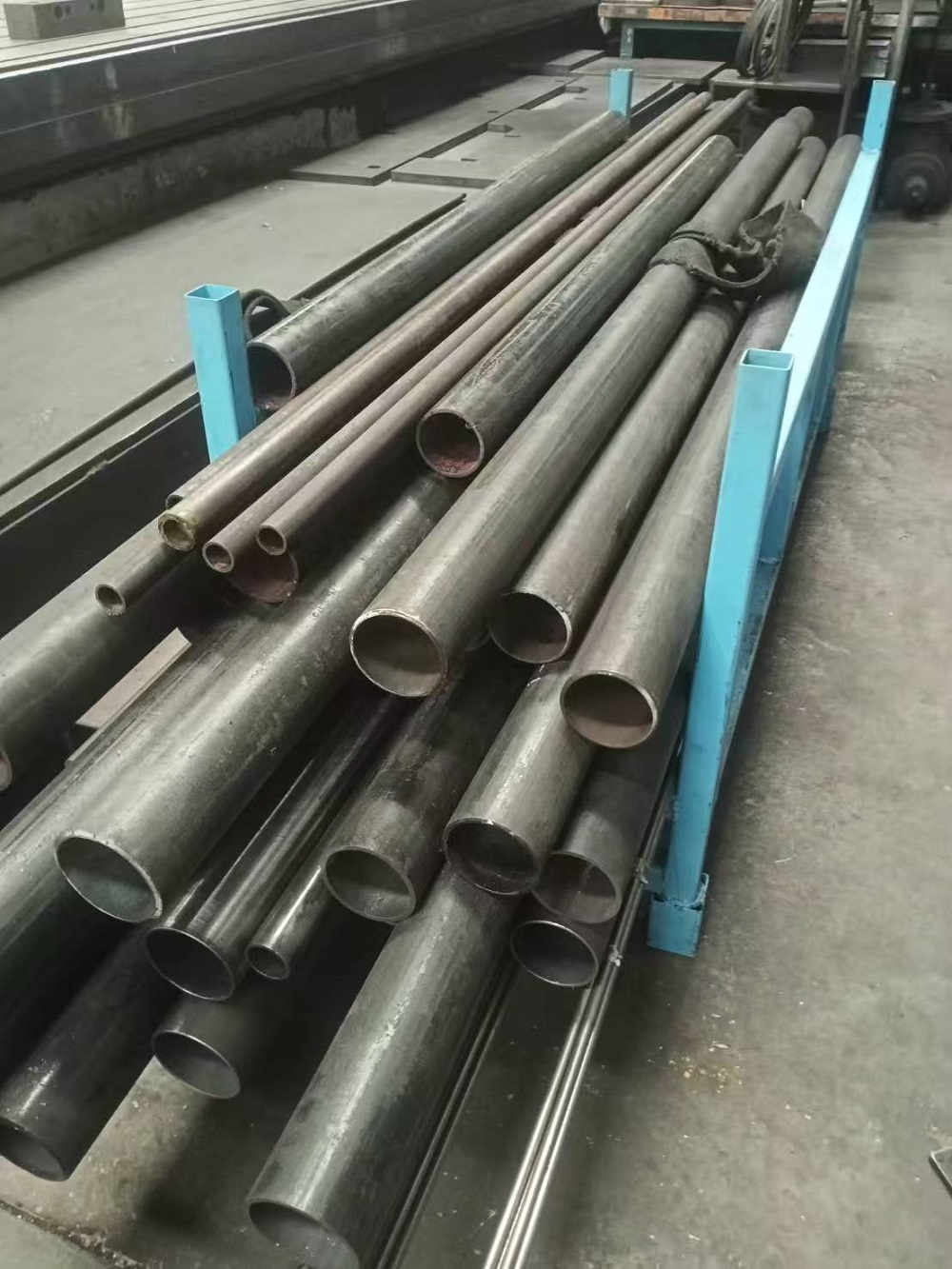 Centerless pipe polishing machine