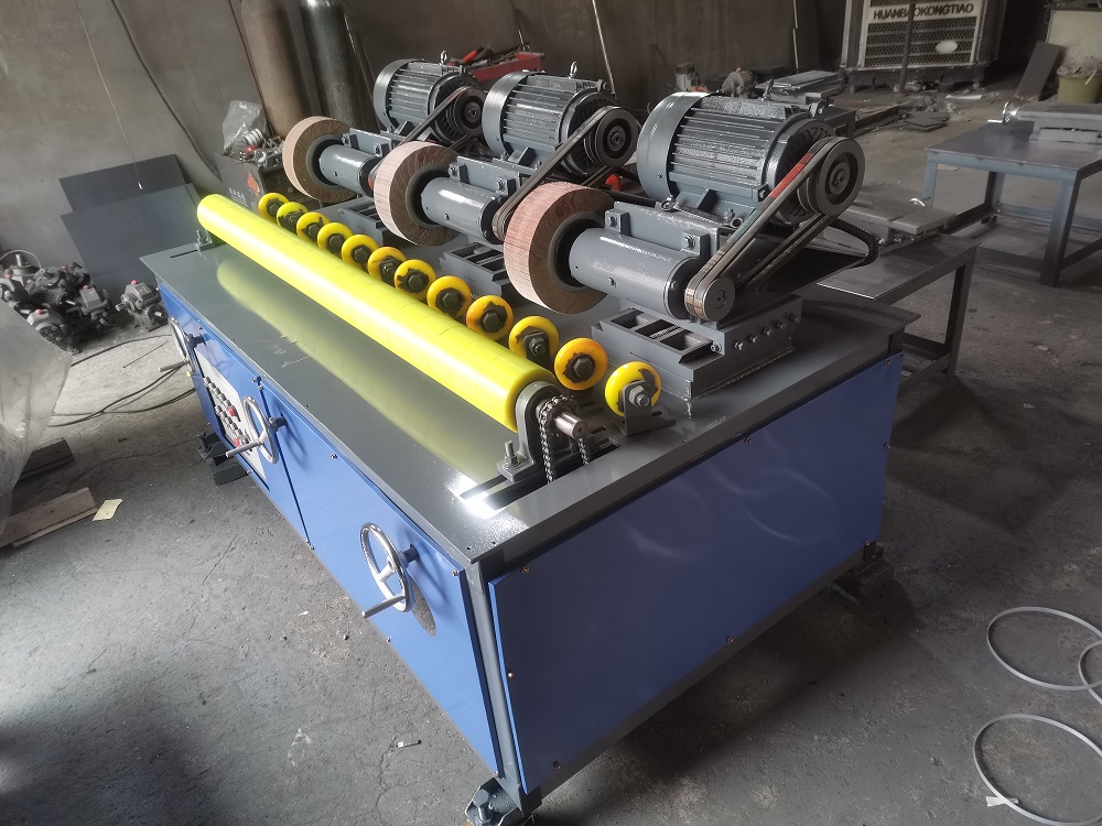 Centerless pipe polishing machine