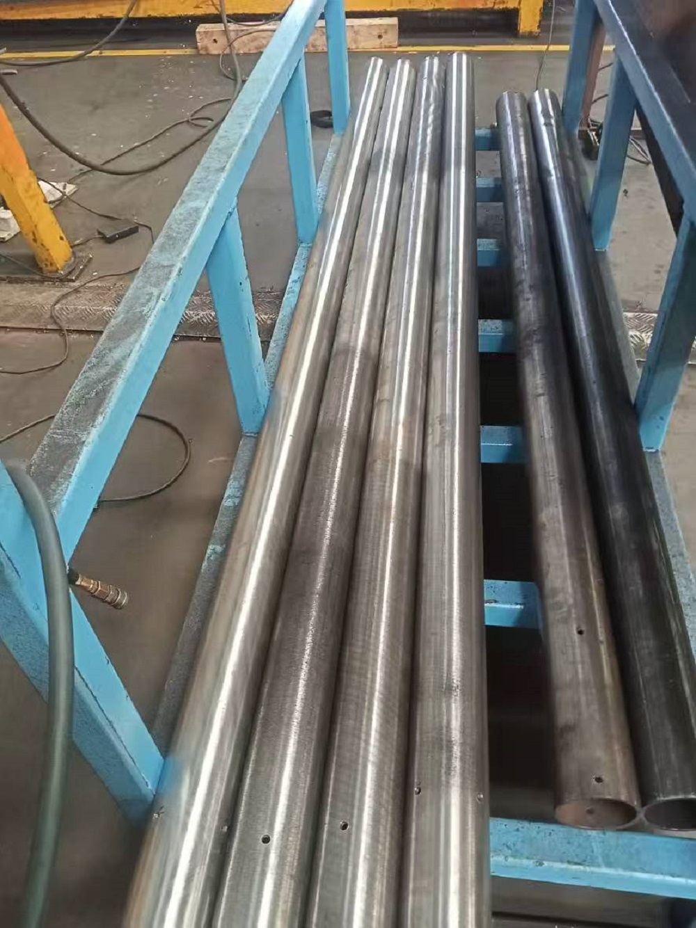 Centerless pipe polishing machine