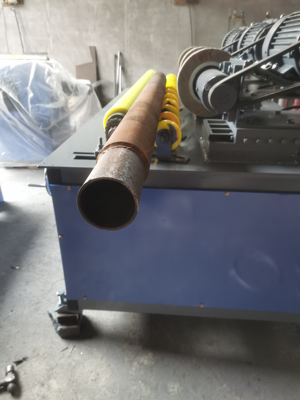 Centerless pipe polishing machine