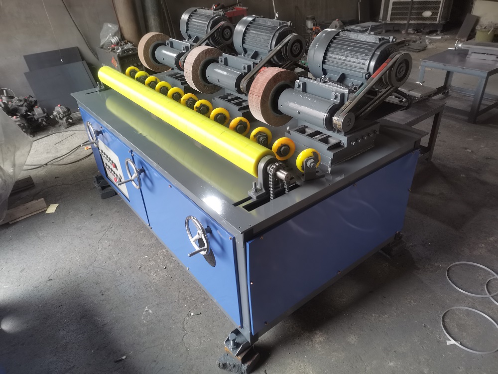 Centerless pipe polishing machine