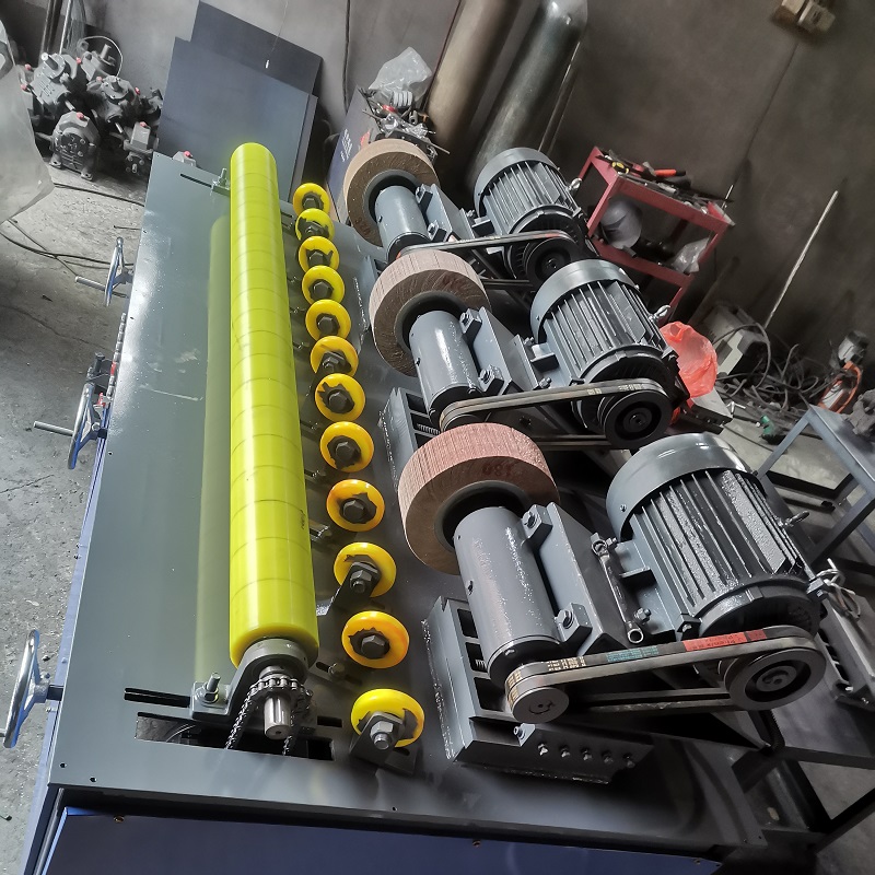 Centerless pipe polishing machine