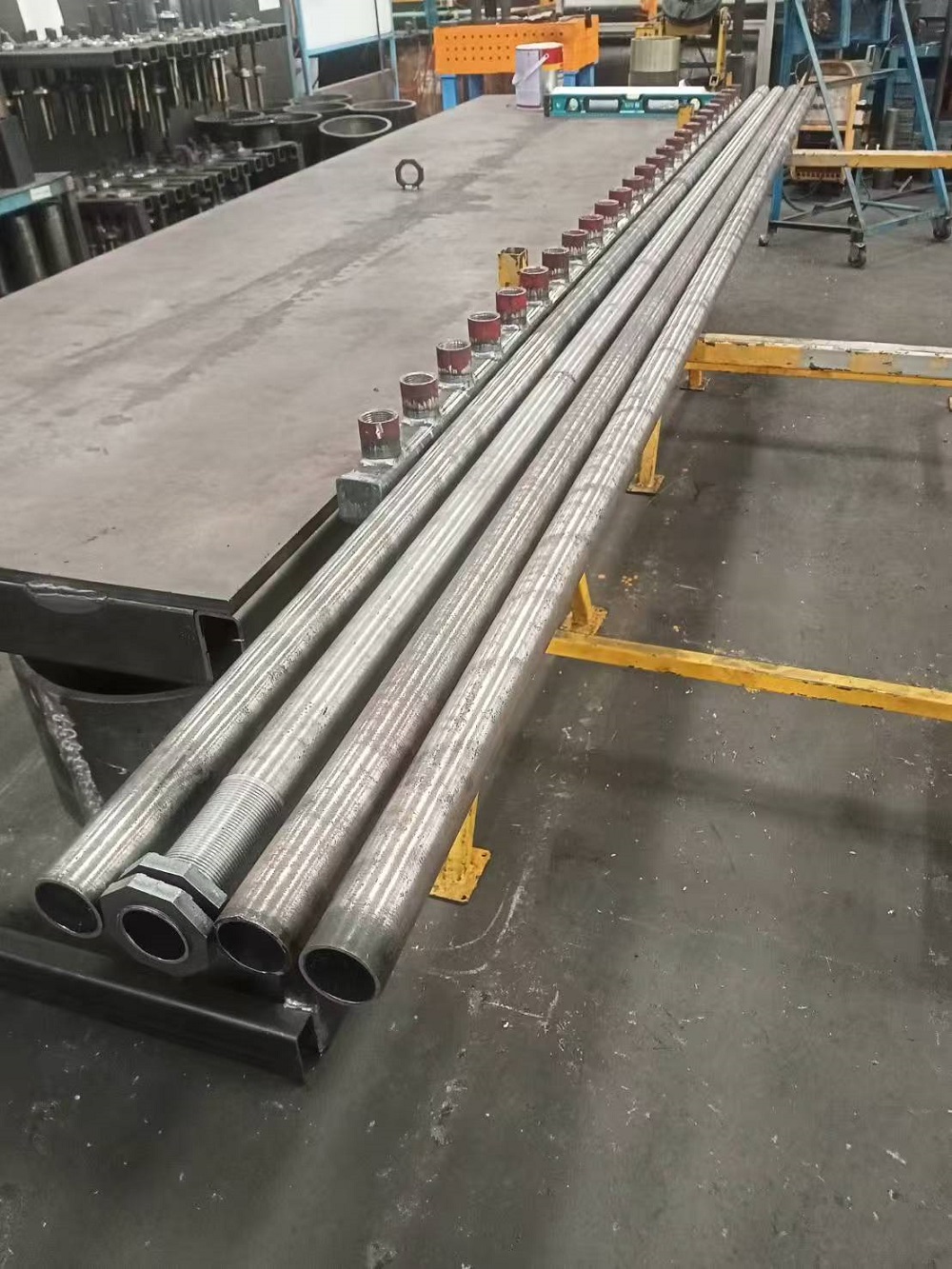 Centerless pipe polishing machine