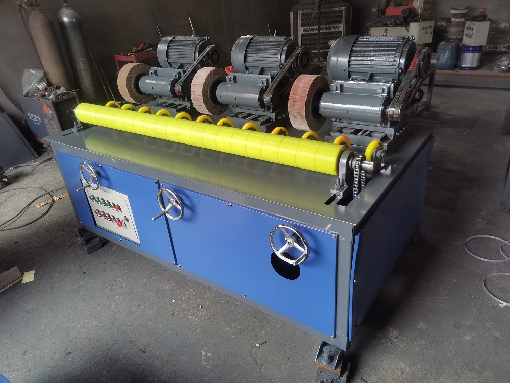 Centerless pipe polishing machine