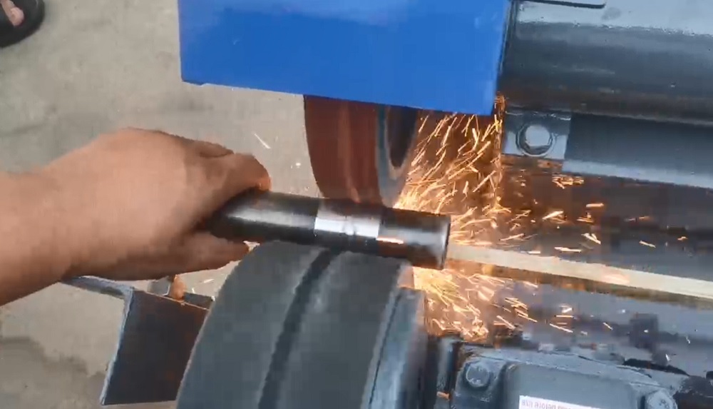 Embossed pipe polishing machine