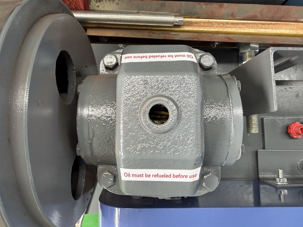 machine oil adding into pipe polishing machine